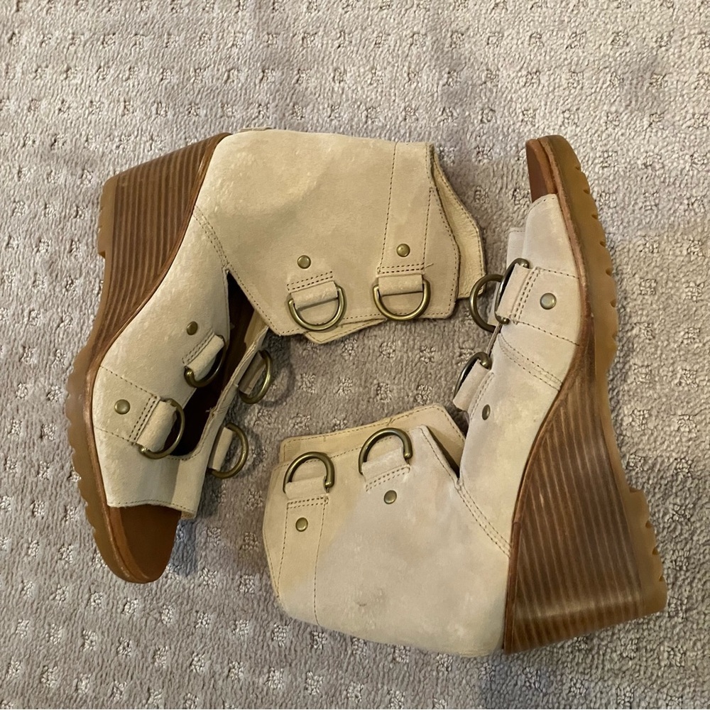 Sorel lace up open toe ankle boots. Cream suede. No laces. EUC!